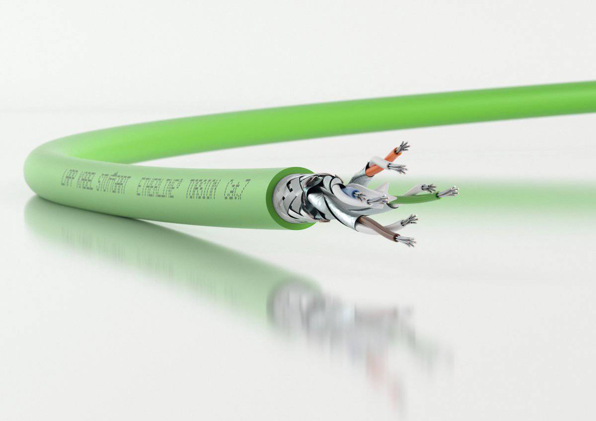 Zeleni eternet kabel CAT 7 z odprtimi konci prikazuje zaščito in štiri zvite žile. Na belem ozadju.
