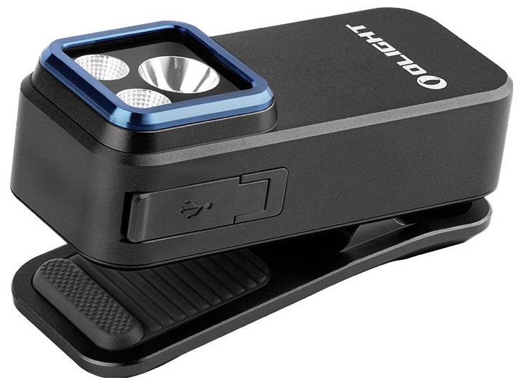 Prenosna črna LED-svetilka z modrim okvirjem in USB-priključkom za polnjenje, pritrjena na sponko za fleksibilno uporabo na oblačilih ali nahrbtnikih.
