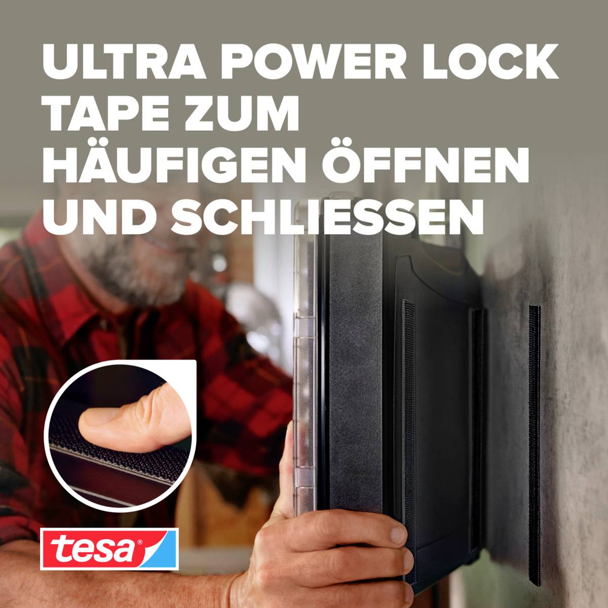 Moški pritrjuje predmet na steno s trakom. Besedilo: 'Ultra Power Lock trak za pogosto odpiranje in zapiranje.'