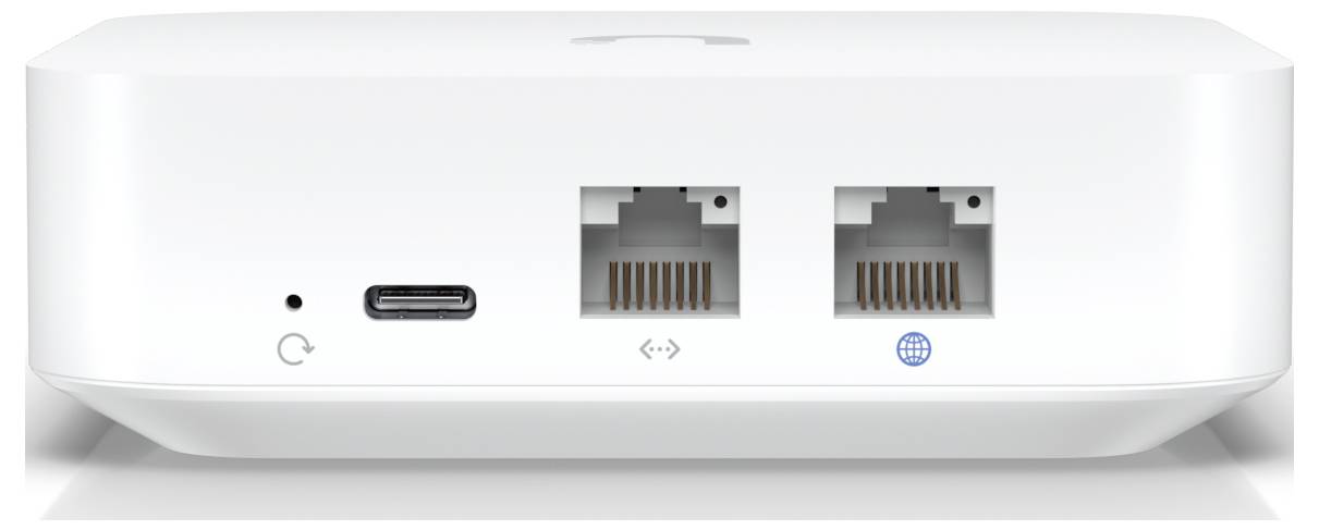 Bela naprava z dvema ethernetoma priključkoma, priključkom USB-C in gumbom za ponastavitev, namenjena omrežni povezljivosti.