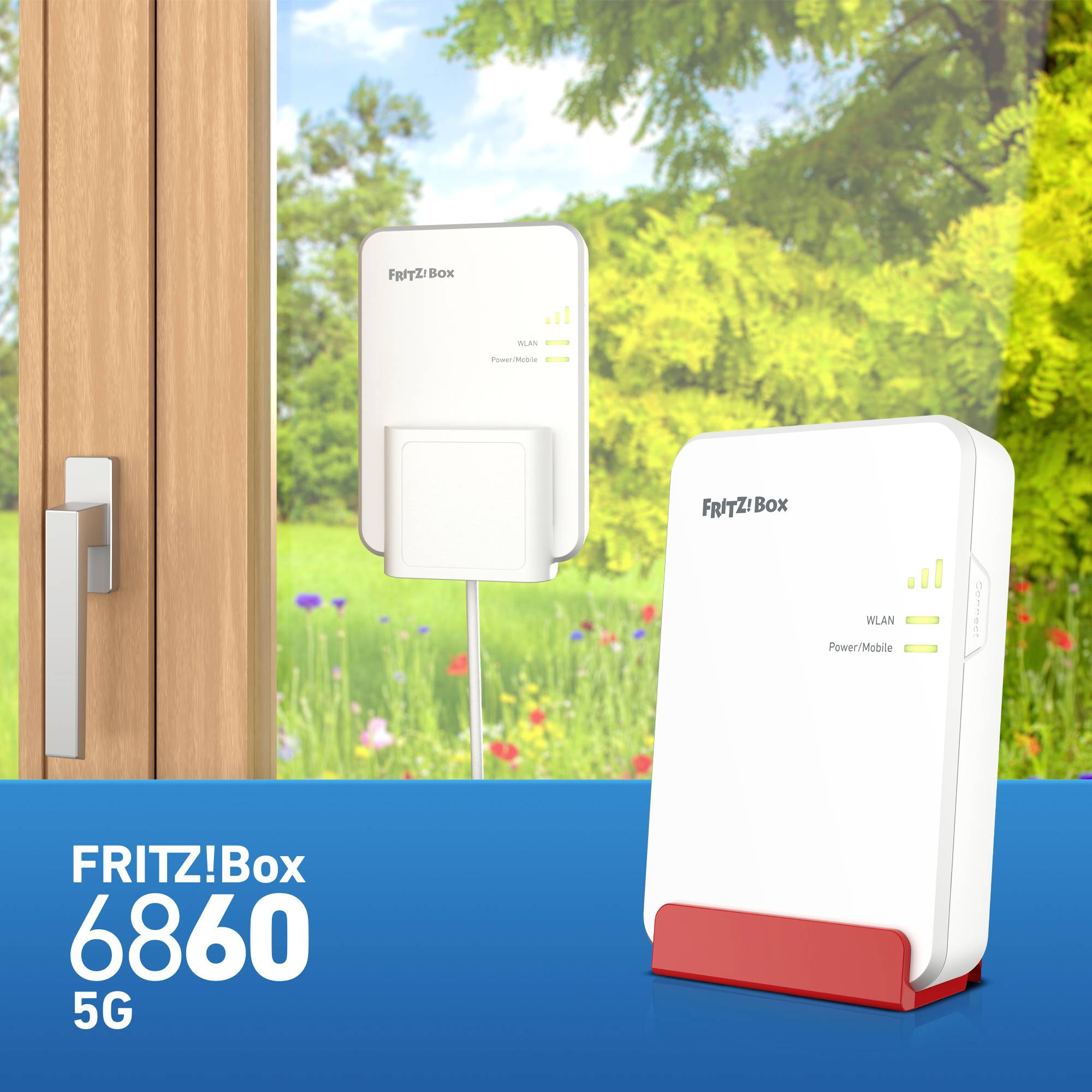 FRITZ!Box 5G-WLAN-usmerjevalnik pred oknom, s pogledom v zelen vrt. Besedilo 'FRITZ!Box 6860 5G'.