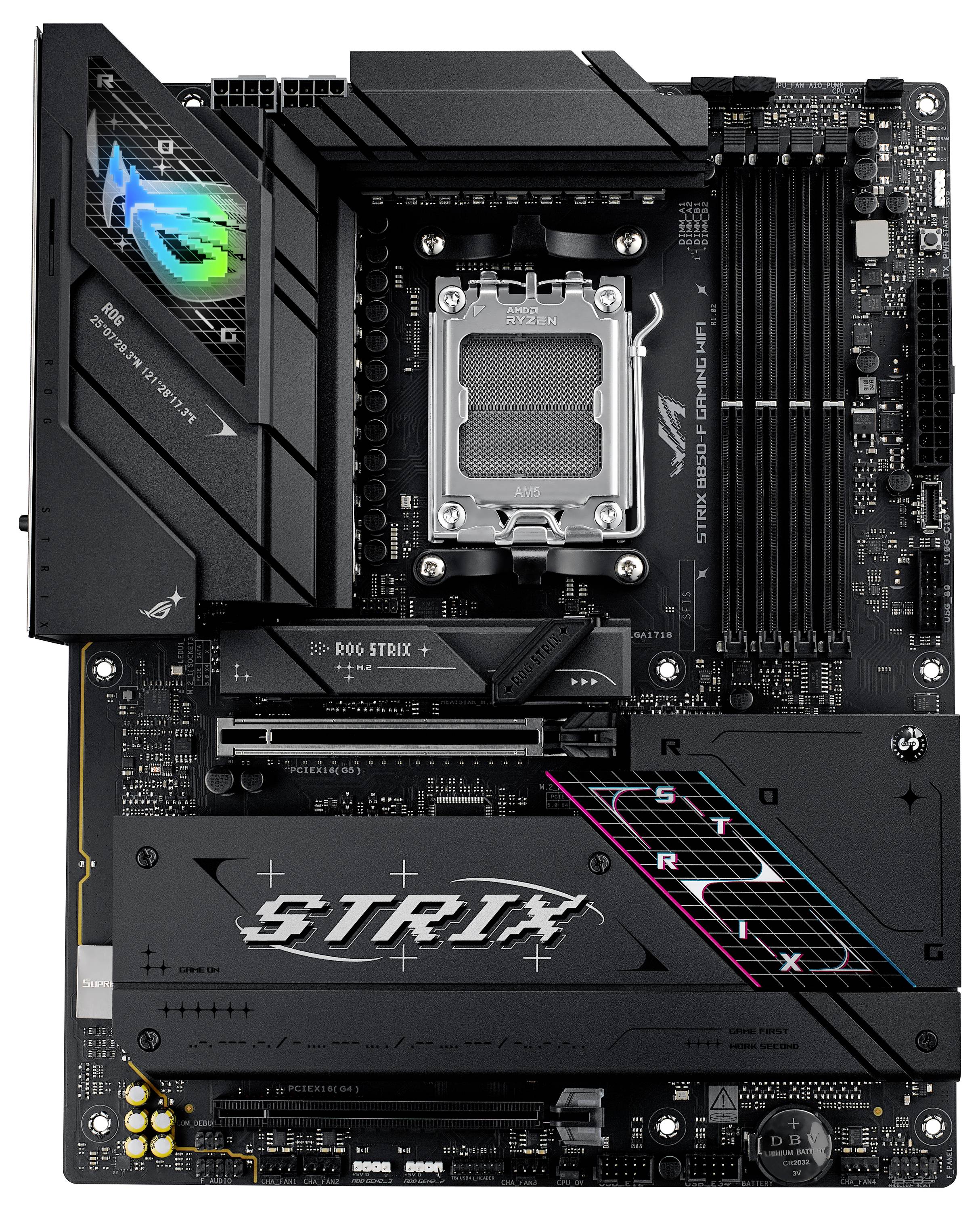 Matična plošča z več PCIe režami in RGB osvetlitvijo. 'STRIX' je poudarjeno viden. Podpira procesorje AMD Ryzen.