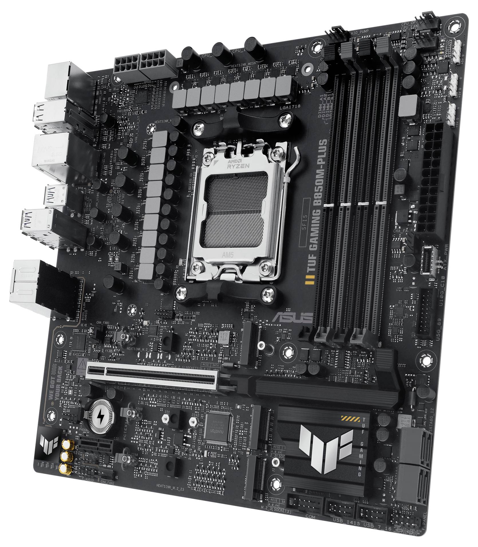 ASUS TUF Gaming B560M-Plus matična plošča pod poševnim kotom. Prikazuje različne priključke in komponente za sestavljanje računalnika.