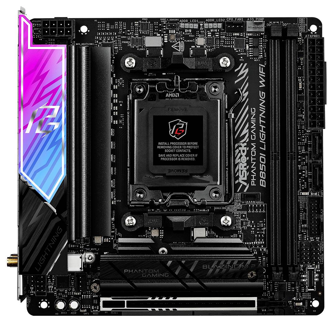 Glavna plošča z AMD podnožjem AM4, hladilniki in RGB osvetlitvijo. Blagovna znamka 'Phantom Gaming' vidna. Zasnovana za gaming računalnike.