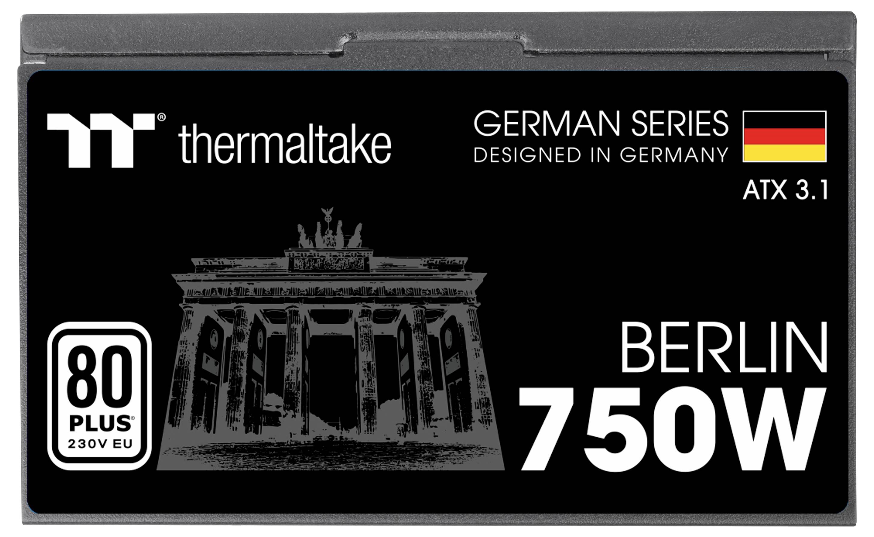 Nalepka z napisom 'Berlin 750W', sliko Brandenburških vrat in nemško zastavo. Znamka: Thermaltake.