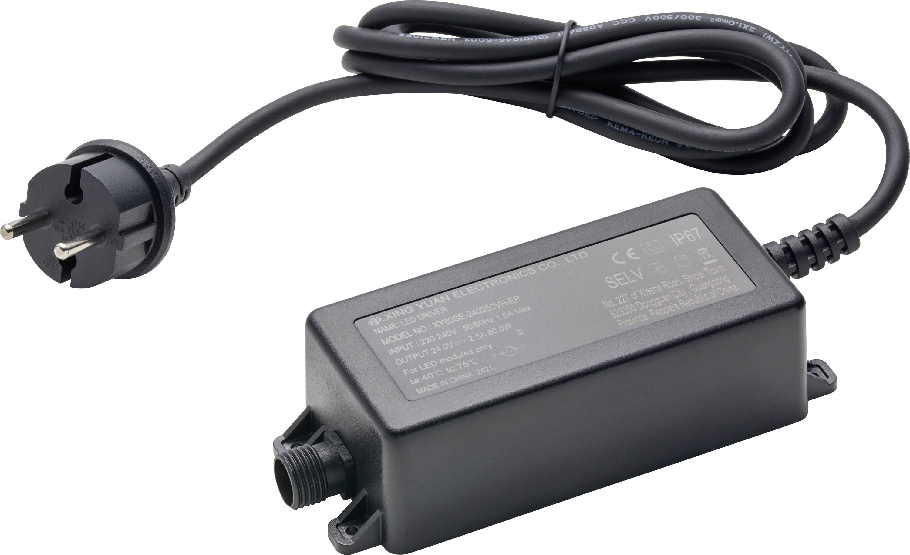 Črn elektronski napajalnik z evropsko vtičnico, na ohišju katerega so natisnjene specifikacije vhoda in izhoda, z priključenim kablom.