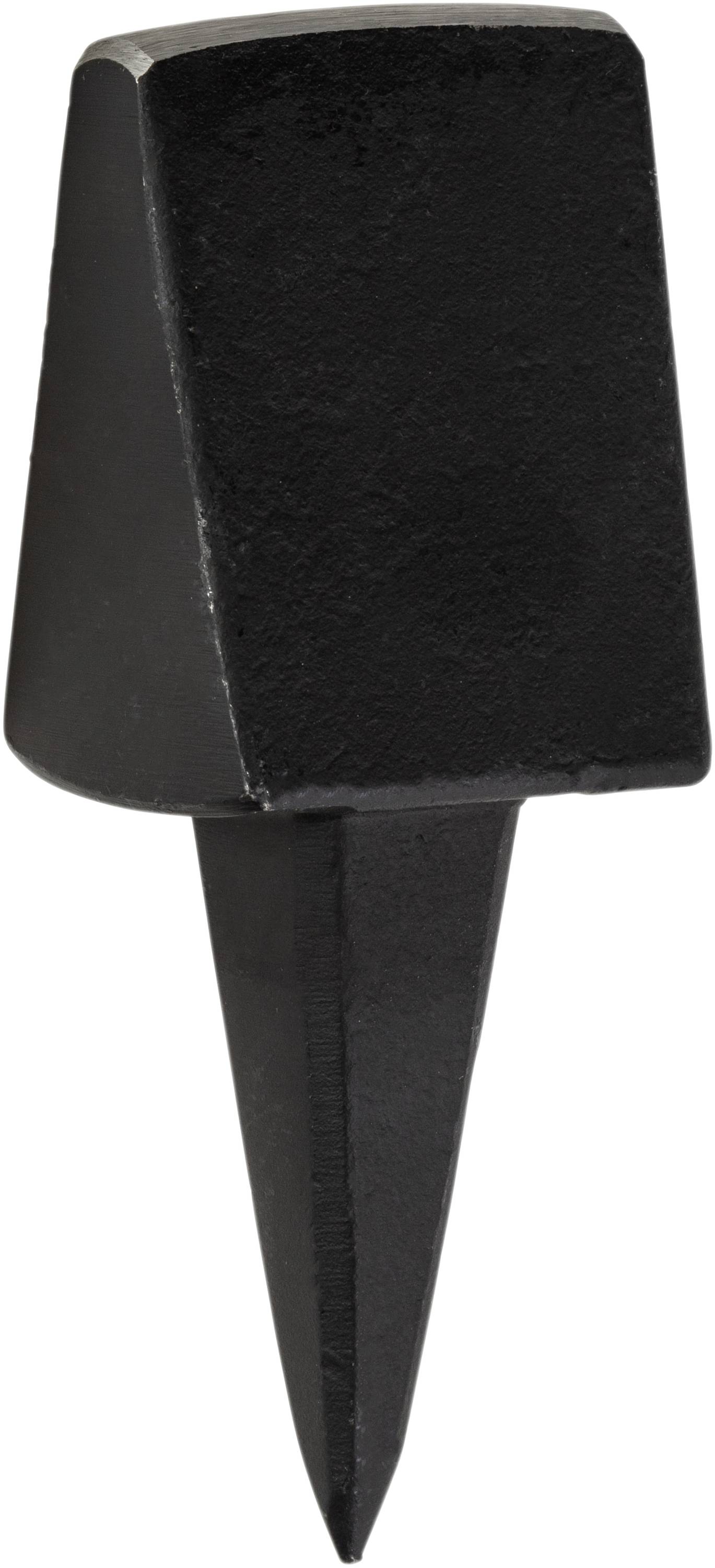 Črn kovinski klin z ostrim koničastim robom, verjetno orodje za cepljenje, na beli podlagi.
