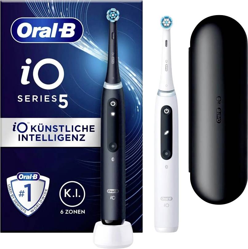 'Dva električna zobna ščetka Oral-B iO Series 5 v črni in beli barvi; embalaža v ozadju z napisom "Umetna inteligenca".'