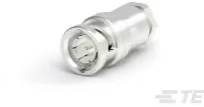 Srebrn, cilindričen električni vtični adapter leži poševno na beli podlagi.