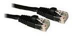 Dva črna ethernet kabla s prozornimi vtiči, eden čez drugega.
