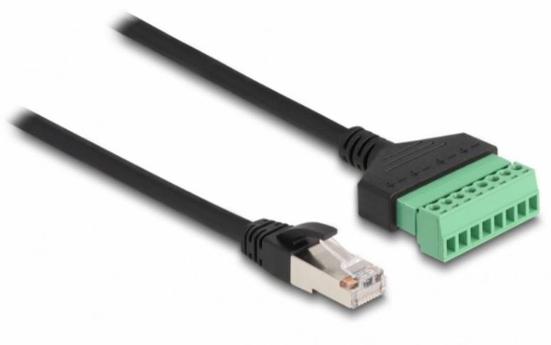 'Črni Ethernet kabel z RJ45 vtičem na levi in zelenim terminal block vtičem na desni.'