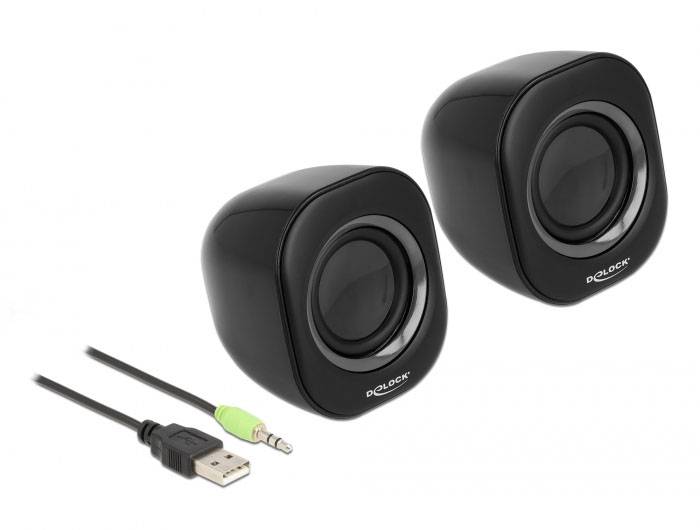 Dva črna zvočnika s kabli; viden je USB vtič in 3,5-mm avdio vtič.