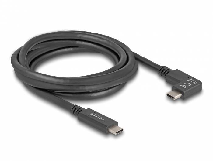 Črn USB-C kabel z kotnim vtičem na eni strani, zavit v ohlapni spiralni obliki, na beli podlagi.