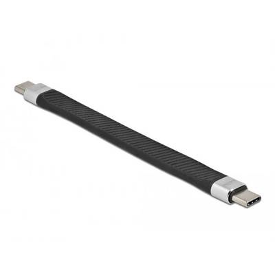 Črn USB-C polnilni kabel z rebrasto teksturo, ki ima na obeh koncih srebrne priključke, leži plosko na beli površini.