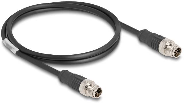 Črn, okrogel podatkovni kabel s kovinskim vtičem na obeh koncih, primeren za industrijske aplikacije, na belem ozadju.