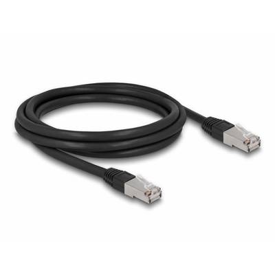 Črn eternet kabel z dvema RJ45 priključkoma na obeh koncih, zvit na beli podlagi.