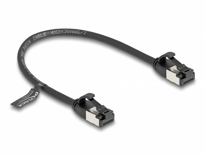 Črn omrežni kabel z dvema RJ45 priključkoma na koncih. Kabel je označen z 'PATCH CABLE 4x2x30AWG/7'.