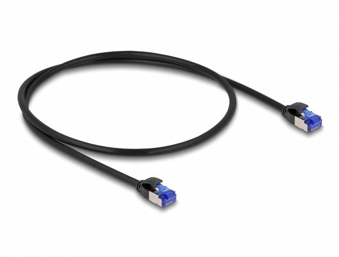 Črn eternet kabel z modrimi vtiči na obeh koncih, primeren za mrežne povezave.
