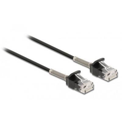 Dva črna RJ45 omrežna kabla s prozornimi priključki in vzmetenimi zaščitnimi nastavki.