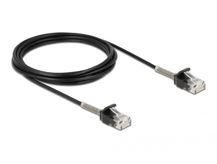 Črni ethernet kabel z dvema RJ45 priključkoma, ki se uporablja za omrežne namestitve in prenos podatkov.