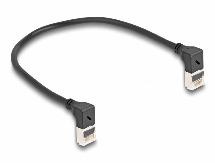 Črni eternet kabel z pravokotnim vtičem, uporabljen za omrežno povezljivost v računalniških omrežjih za hitrejši prenos podatkov.