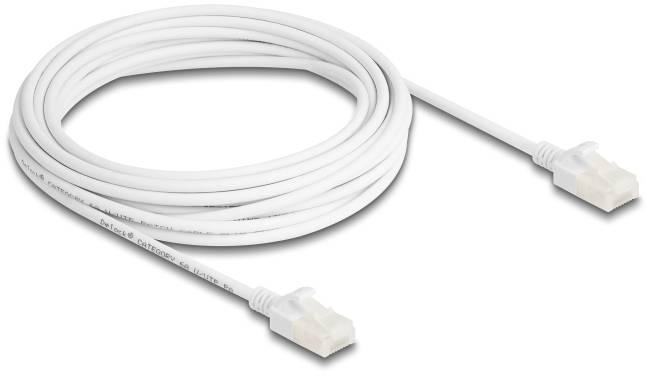 Bel ethernet kabel z RJ45 priključkoma na obeh koncih, zvit in pripravljen za uporabo v omrežnih povezavah.