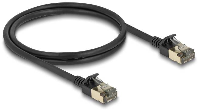 Črni Ethernet kabel z dvema RJ45 priključkoma na obeh koncih, uporabljen za povezovanje omrežnih naprav in dostop do interneta.