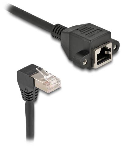 Črni omrežni kabel z RJ45 vtičem in RJ45 priključkom z montažno prirobnico.