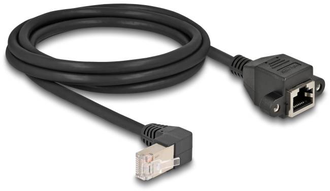 Črni Ethernet kabel z RJ45 vtičem na eni strani in priključkom na drugi. Primeren za omrežne povezave.