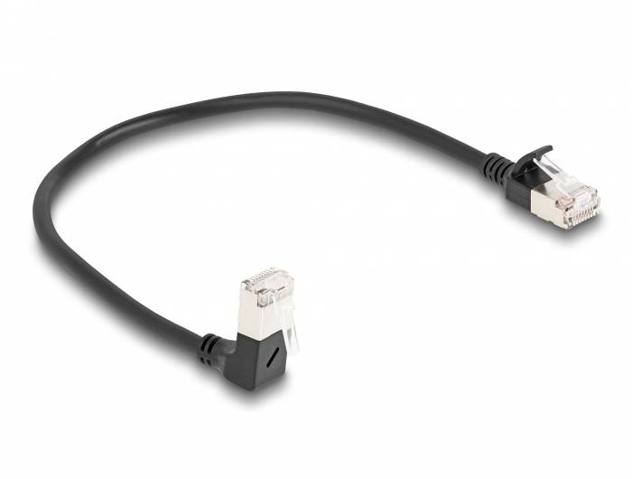 Črn eternet kabel z dvema RJ45 priključkoma, rahlo upognjen, na beli podlagi.