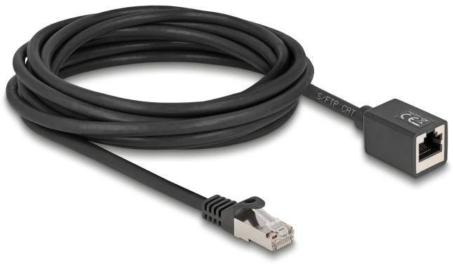 Črni eternet podaljševalni kabel z ženskim in moškim priključkom, primeren za omrežno povezavo.