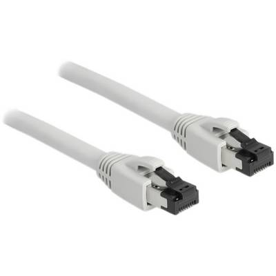 Dva bela ethernet kabla s kovinskimi priključki, ki ležita drug ob drugem.