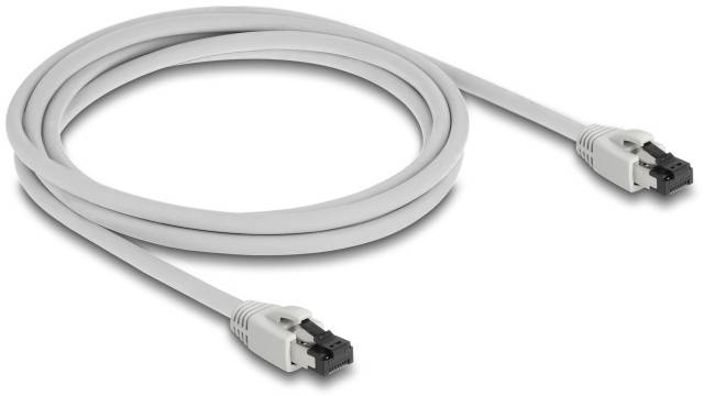 Bel omrežni kabel z dvema priključkoma, ki se uporablja za povezovanje omrežnih naprav.