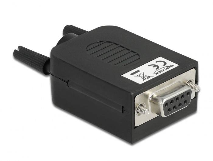 Črn serijski adapter z DB9 priključkom in CE oznako. Povezuje naprave s serijskimi vmesniki.