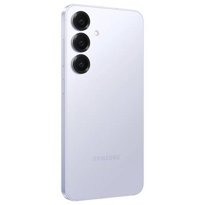Pametni telefon s tremi kamerskimi objektivi, postavljenimi navpično na zadnji strani. Naprava je srebrne barve in ima preprosto, moderno obliko.