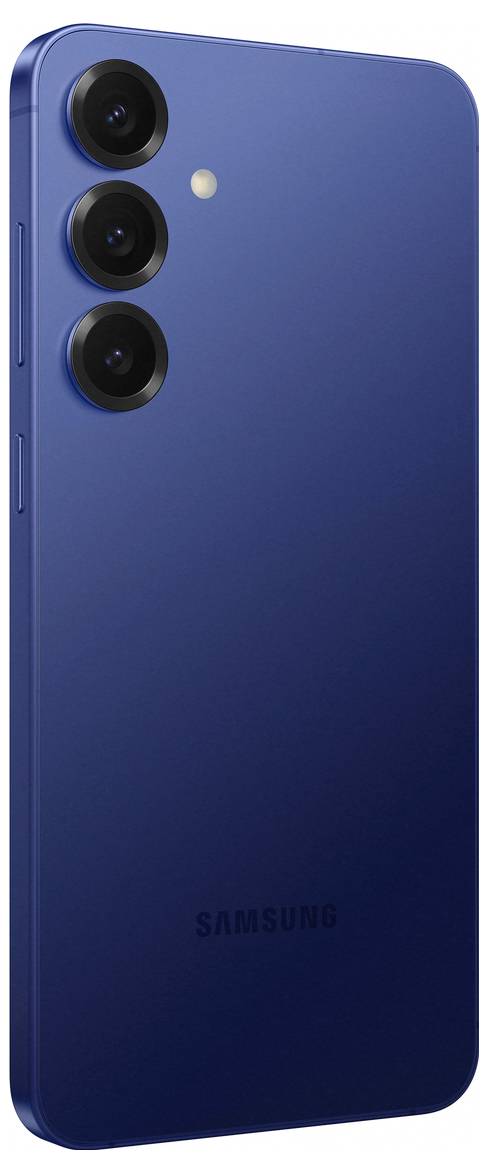 Modri pametni telefon, posnet iz poševne zadnje perspektive. Ima tri objektive fotoaparata in bliskavico. Ime blagovne znamke je vgraviran spodaj.