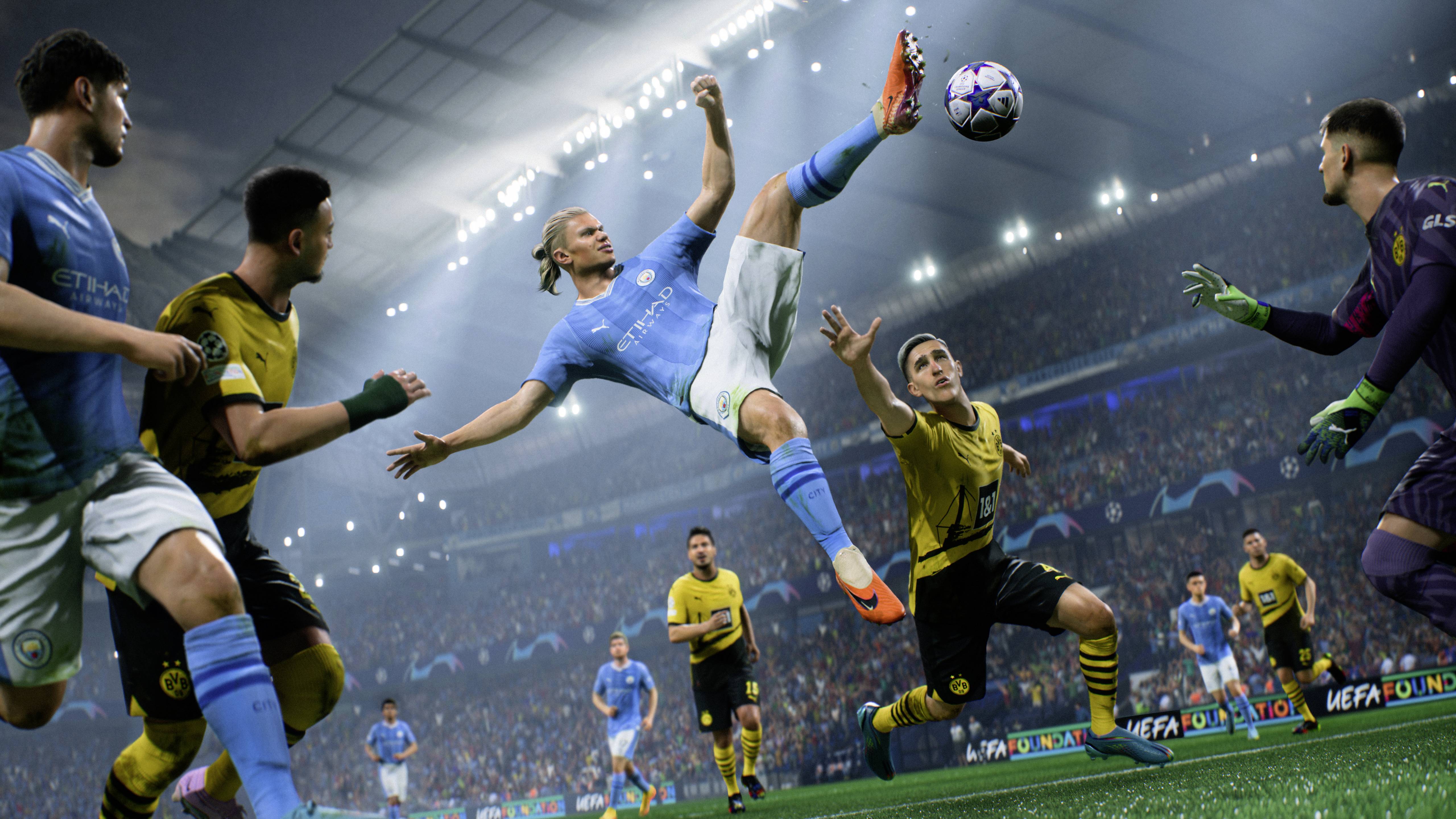 Nogometaš v modrem dresu izvaja akrobatski strel na osvetljenem stadionu, obkrožen z nasprotniki.