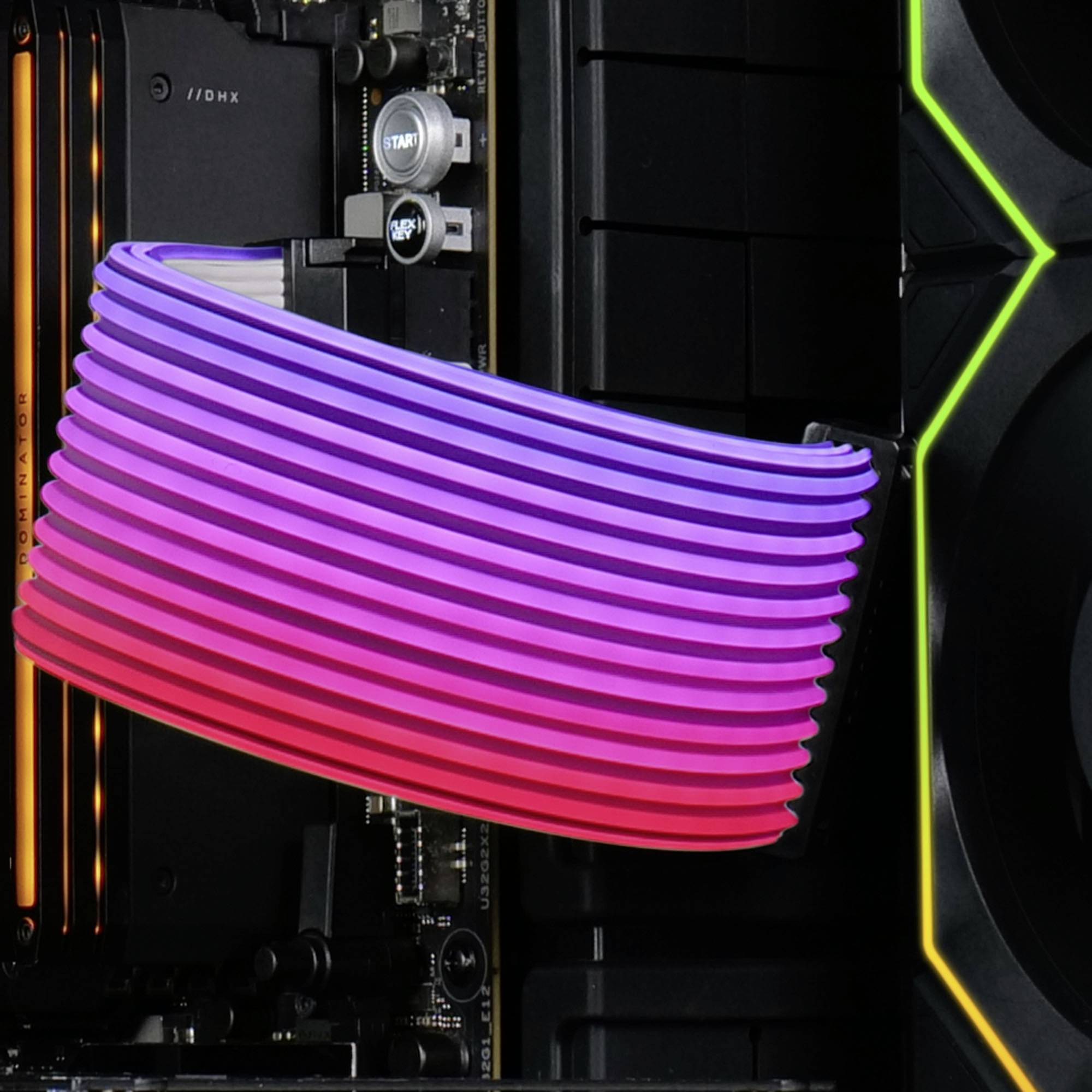 Odprt računalnik prikazuje RGB-osvetljene kable in dele matične plošče poleg ventilatorja z zeleno akcentno osvetlitvijo.