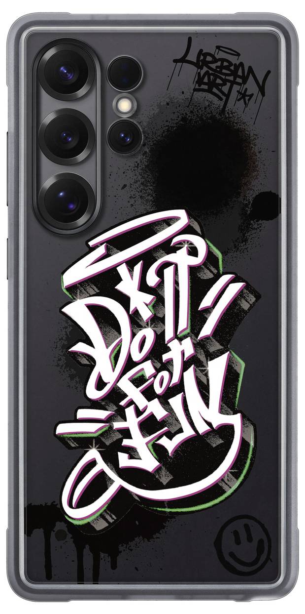 Hrbtni del pametnega telefona z abstraktnim grafitnim dizajnom, pretežno v beli in roza barvi, na črnem ozadju, grafitni smeško na spodnjem robu.