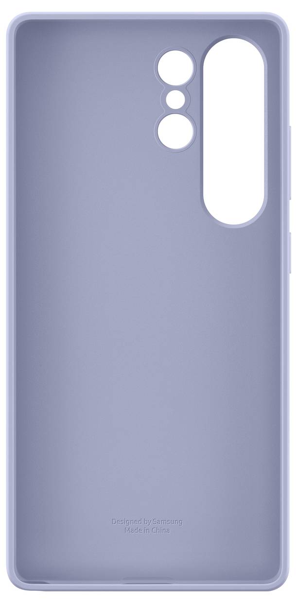 Ovitek za pametni telefon iz svetlo modrega plastičnega materiala, z izrezi za kamero in gumbe, na katerem piše 'Oblikoval Samsung, Izdelano na Kitajskem'.