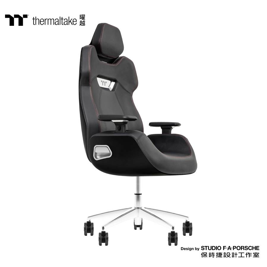 Ergonomski pisarniški stol s črnim tapeciranjem in nastavljivo nasloniloma za roke, nameščen na kovinski osnovi s kolesi. Oblikovanje studia F.A. Porsche.