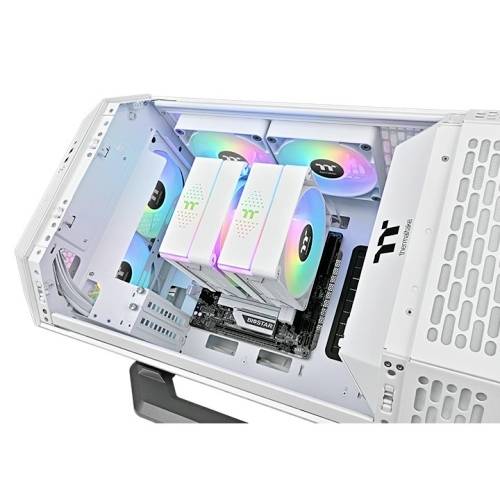 Belo ohišje računalnika z vidno strojno opremo, vključno z ventilatorji z RGB osvetlitvijo.