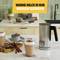 Kuhinjski pult z napihovalcem mleka in dvema kozarcema mlečne kave. Besedilo: 'Toplo mleko v le nekaj sekundah, 300 ml'.