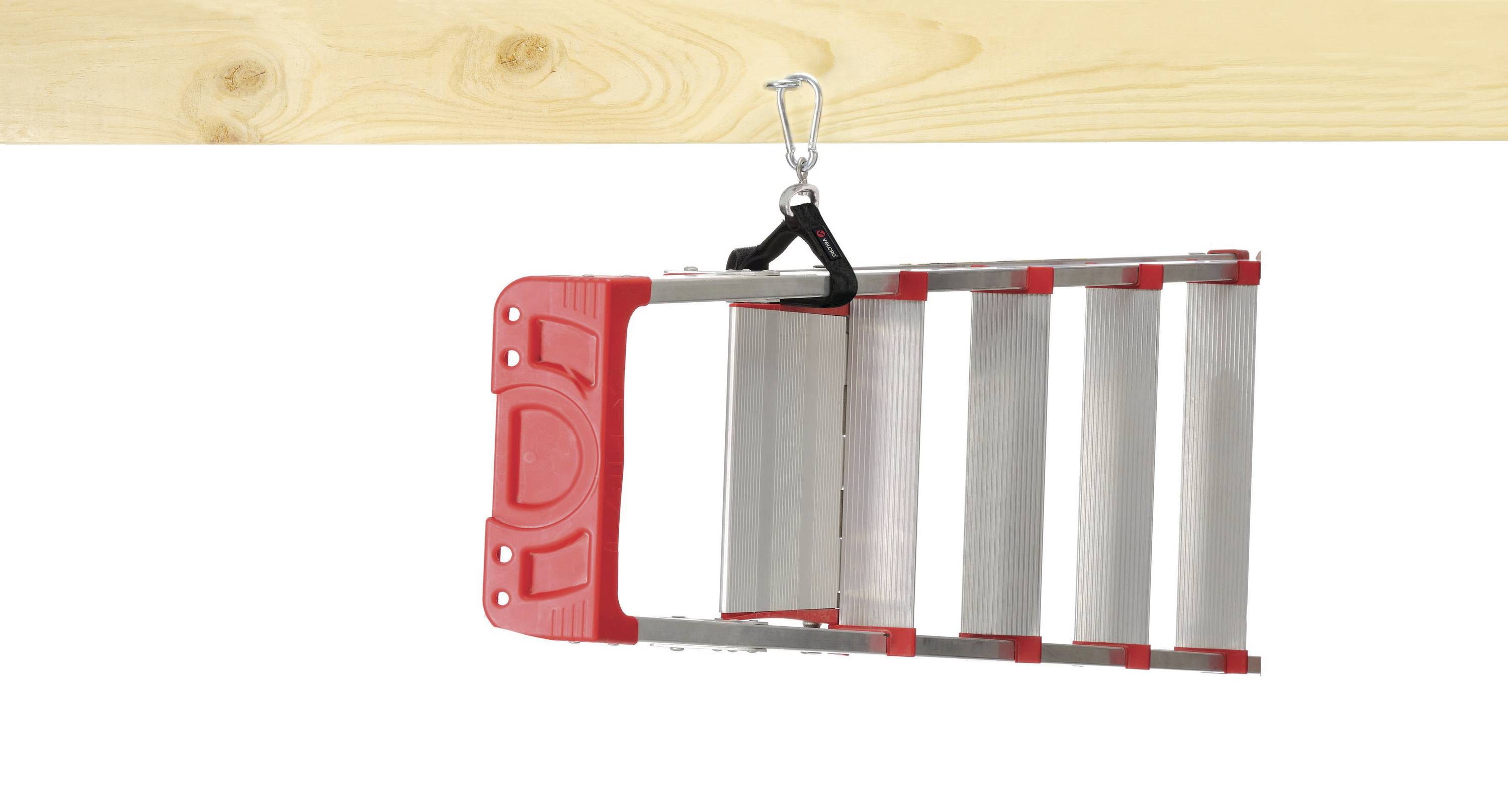 Aluminijasta lestev z rdečimi poudarki visi na leseni bruni. Kljuka jo stabilno drži v zraku.