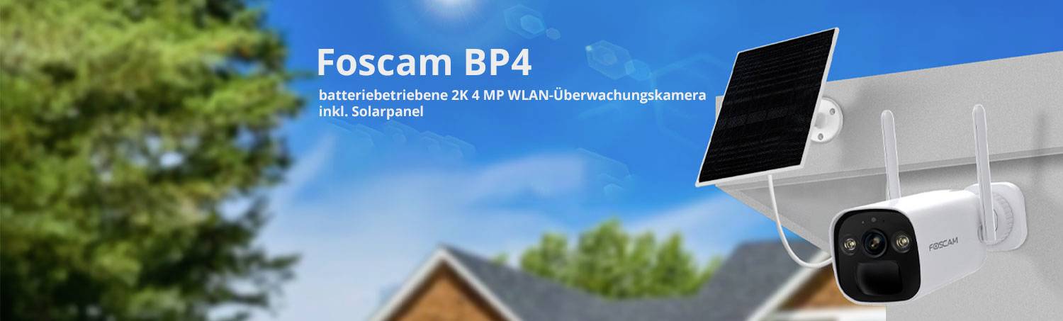 Foscam BP4: Brezžična nadzorna kamera na baterijo s solarnim panelom. V ozadju zamegljena hiša in drevo, moder sij neba.