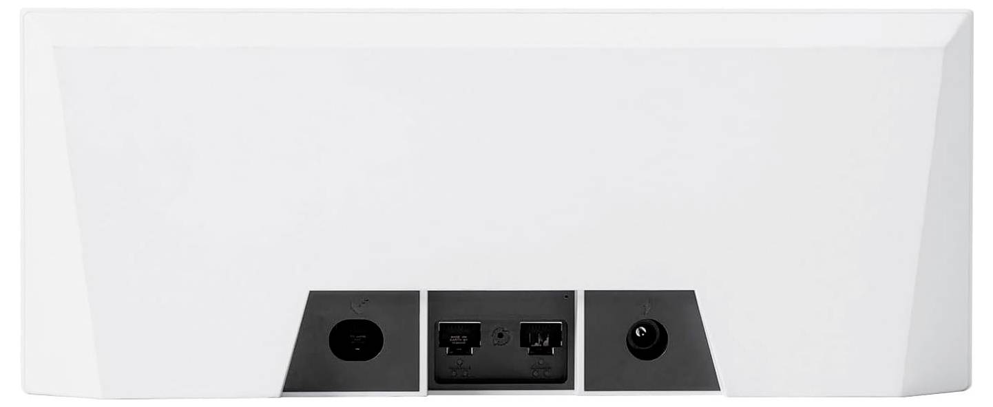 Zadnja stran belega elektronskega naprava z priključki: vidna električna vtičnica, dva ethernet-ports in ponastavitvena tipka.