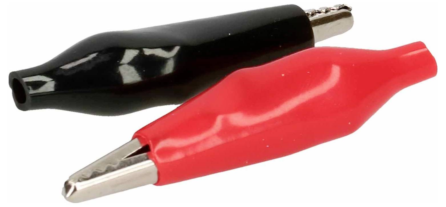 Dve krokodilni sponki, ena črna in ena rdeča, ležita druga ob drugi. Pogosto se uporabljata v elektroniki za začasne povezave.