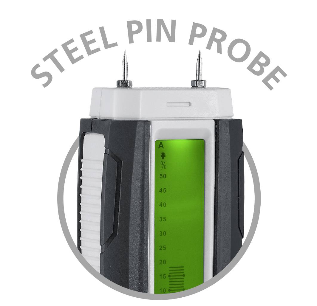 Merilnik vlažnosti z zelenim zaslonom prikazuje meritve vlažnosti lesa. Zgoraj dva kovinska senzorja. Napis 'Steel Pin Probe' nad njima.