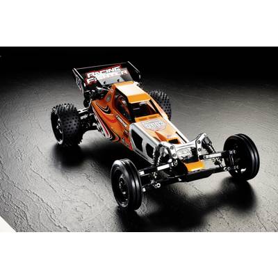 RC-avto z oranžno-črnim dizajnom na črni podlagi. Grobe pnevmatike in napis 'Racing Fighter' na zadnjem krilcu.