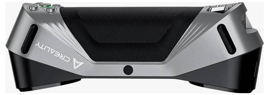 Črno-srebrni gaming kontroler z ergonomsko zasnovo in prepoznavnim logotipom na strani.